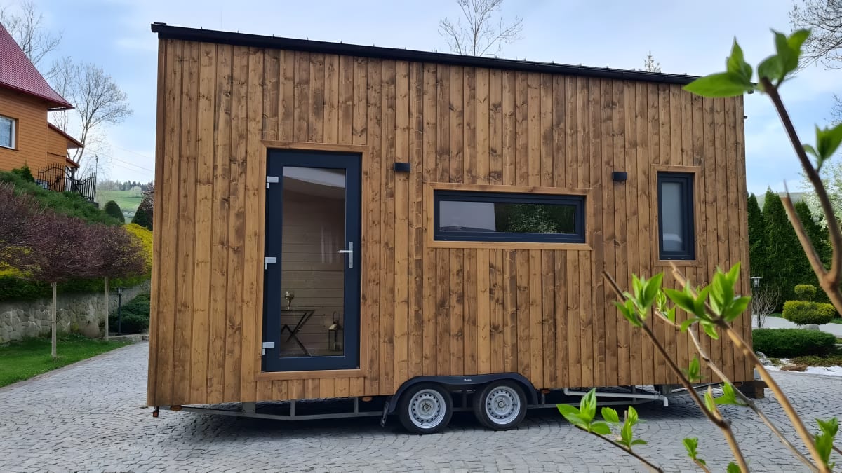 20-Foot Tiny House Fits Full Home for Two at $38K - Image 2