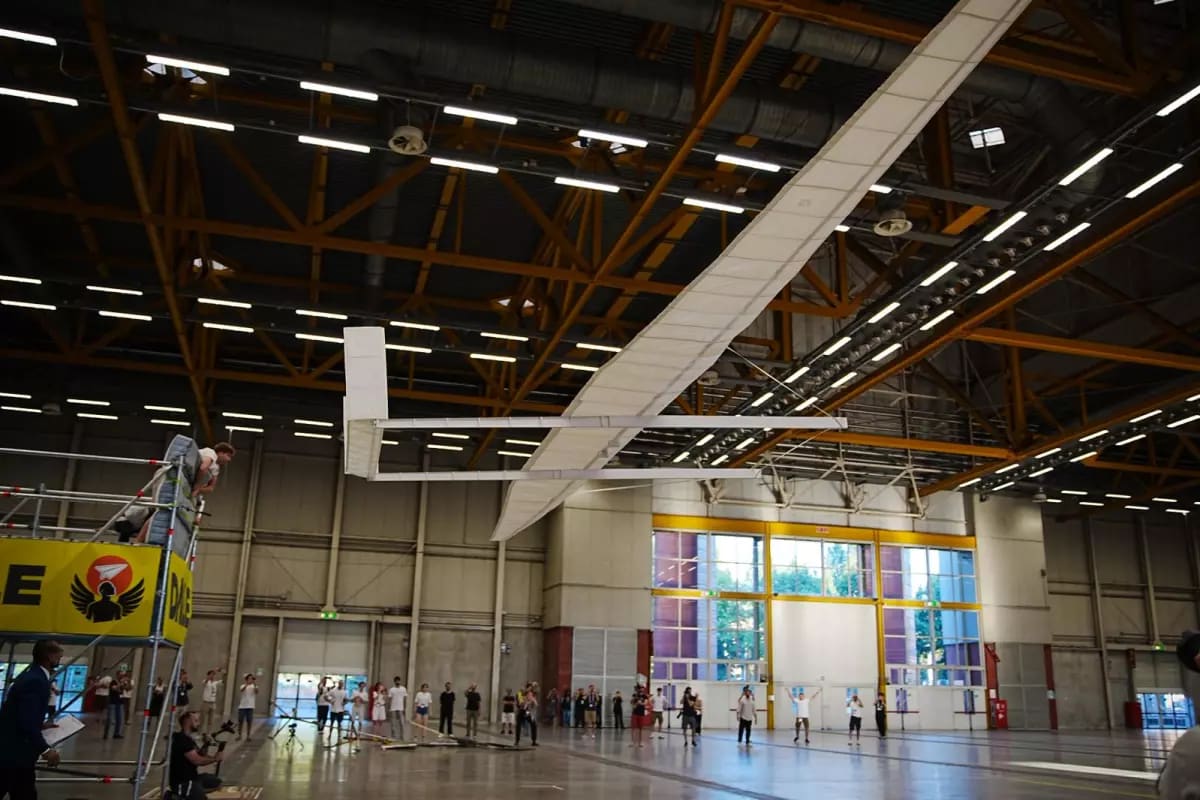 Students Break Record with 66-Foot Paper Airplane - Image 3