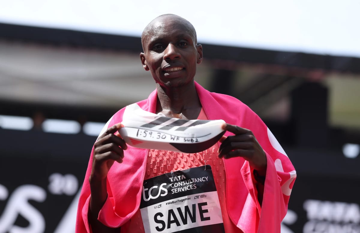 Runner Breaks 2-Hour Marathon Barrier in Official Race - Image 5