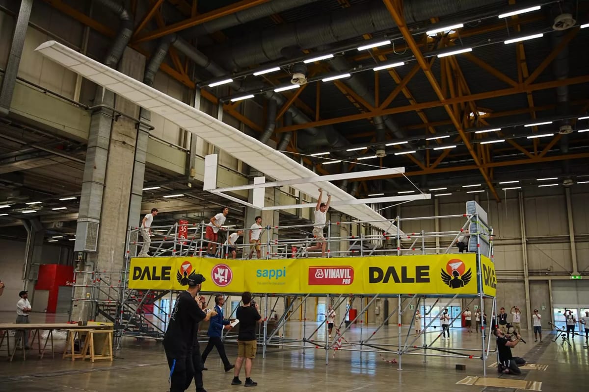 Students Break Record with 66-Foot Paper Airplane - Image 5