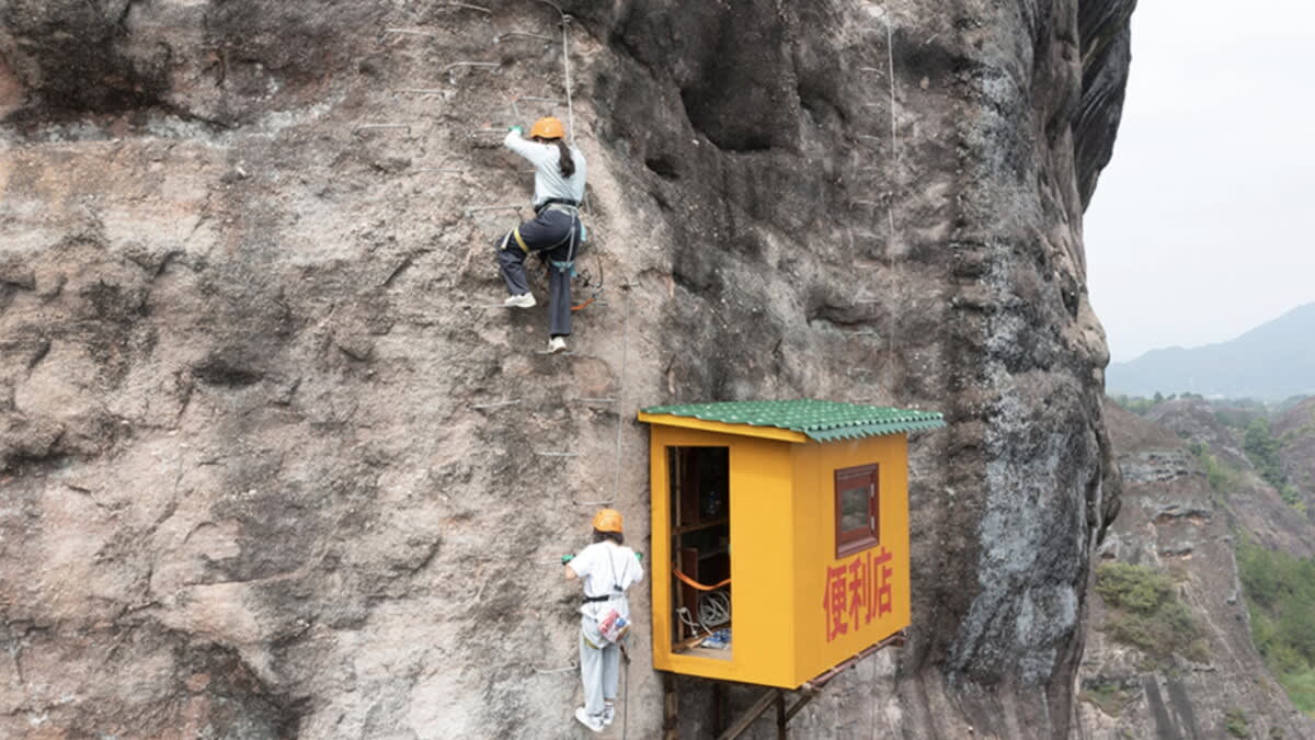 Cliff Store Serves Climbers 394 Feet Above Ground in China - Image 2