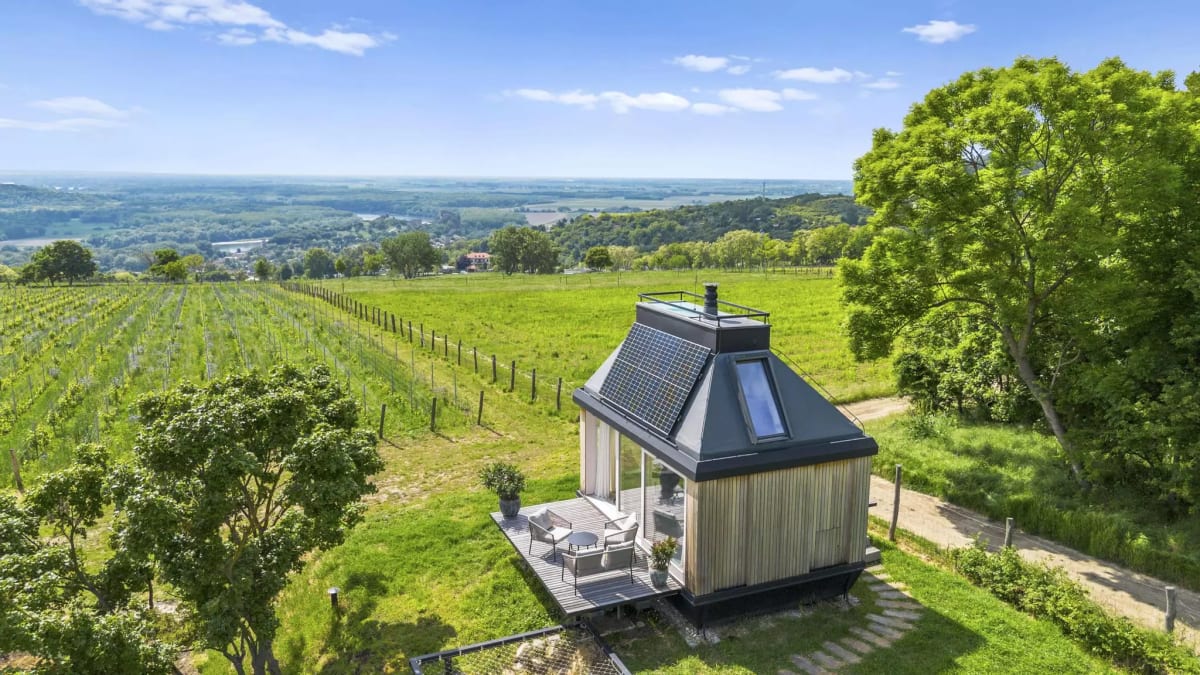 215-Square-Foot Off-Grid Cabin Proves Tiny Living Works - Image 4