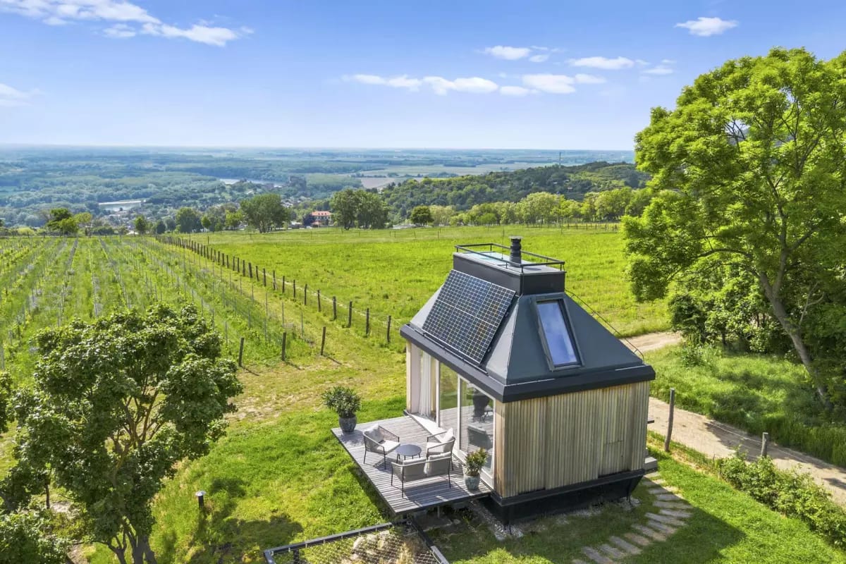 215-Square-Foot Off-Grid Cabin Proves Tiny Living Works - Image 3