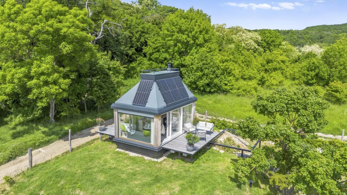 215-Square-Foot Off-Grid Cabin Proves Tiny Living Works - Image 5