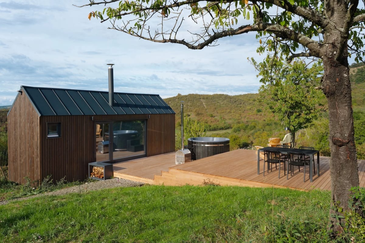 Tiny 215-sq-ft House Includes Hot Tub and Sauna - Image 5