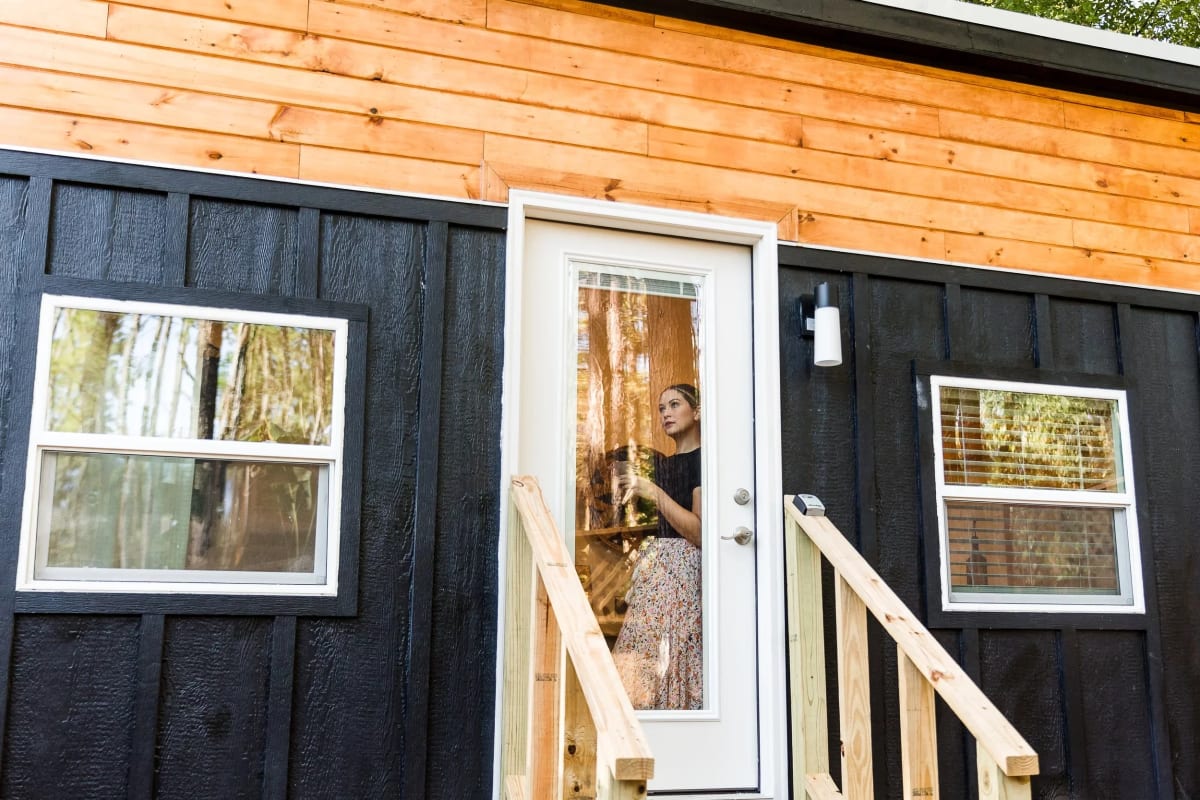 This 160-Square-Foot Tiny House Fits Two Bedrooms for $40K - Image 5