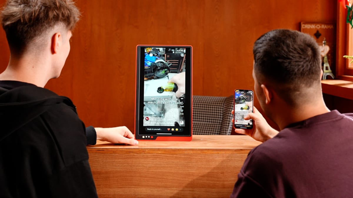 New Screen Mirrors Any Phone Without Apps or WiFi - Image 2