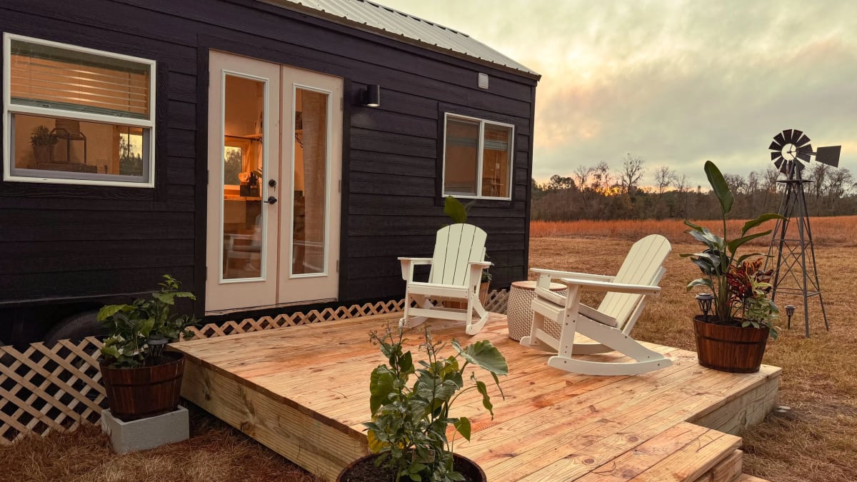 32-Foot Tiny House Brings Apartment Comfort to Small Living - Image 2