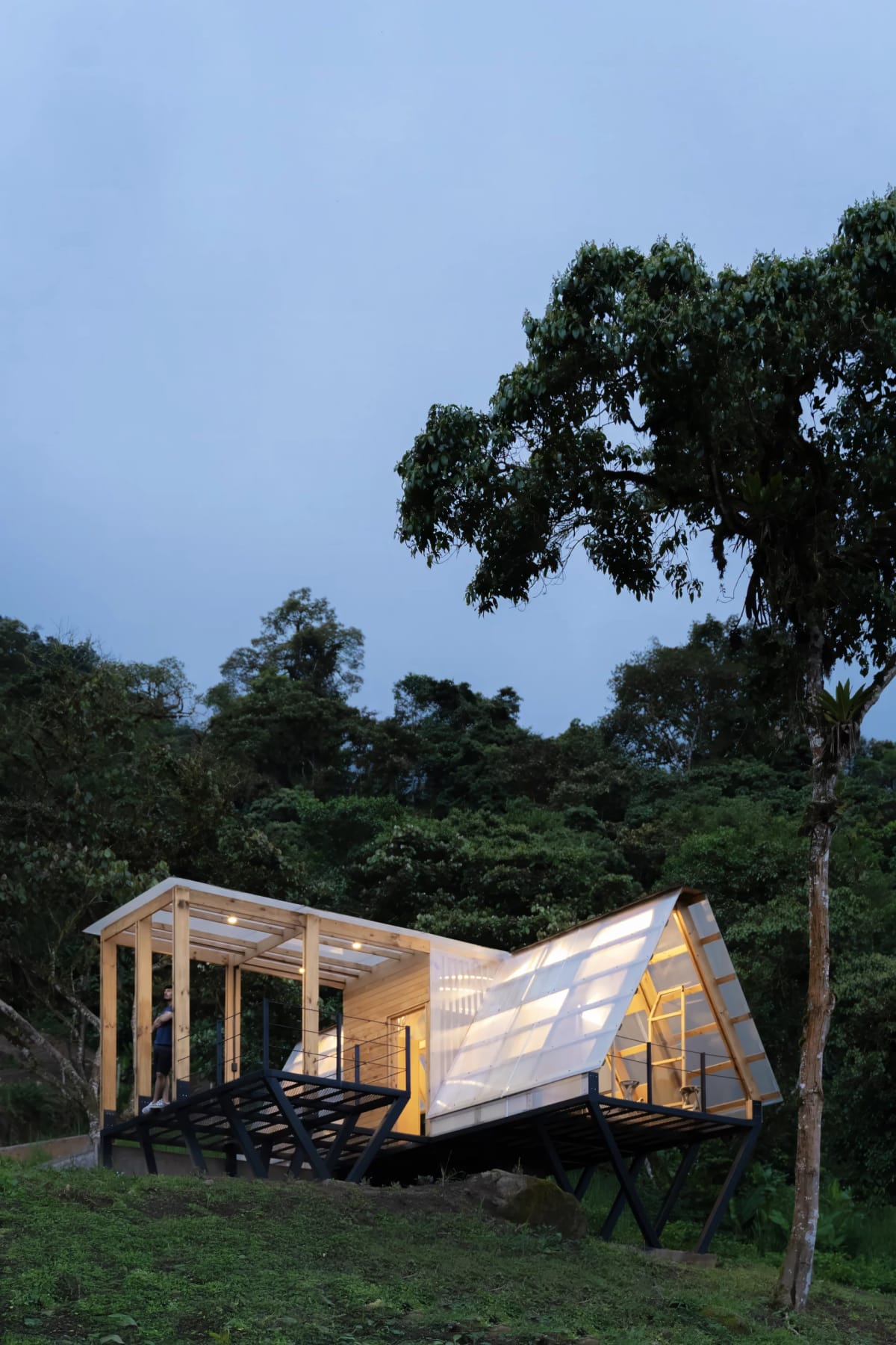 Floating Cabin in Ecuador Cloud Forest Leaves No Trace - Image 5