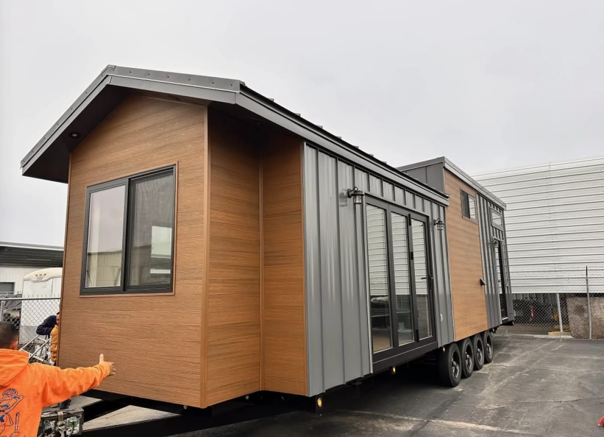 400-Square-Foot Tiny Home Proves Small Can Still Be Spacious - Image 5