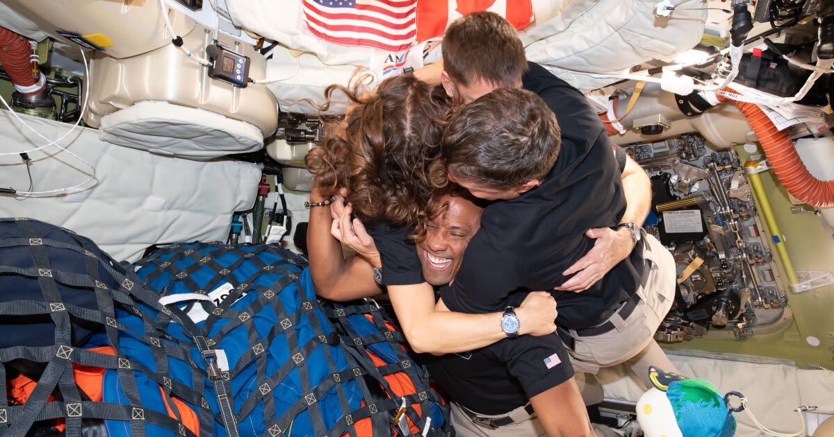 4 Astronauts Lived 10 Days in Campervan-Sized Spacecraft