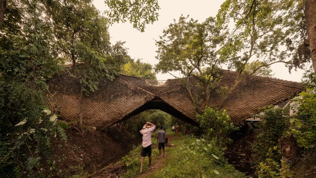 India's 100-Foot Bridge House Floats Over Two Streams - Image 2