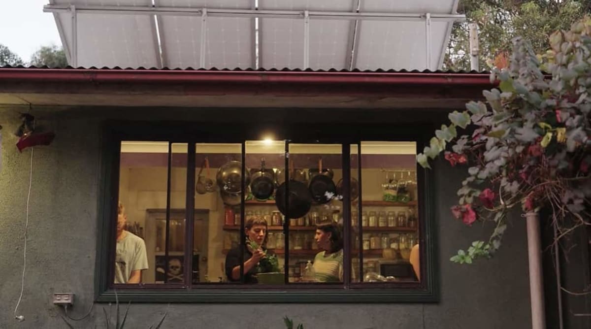22-Year-Old Shares Life in a 16-Person Share House