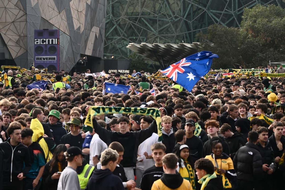 Thousands Skip Work and School for Soccer Watch Parties - Image 5