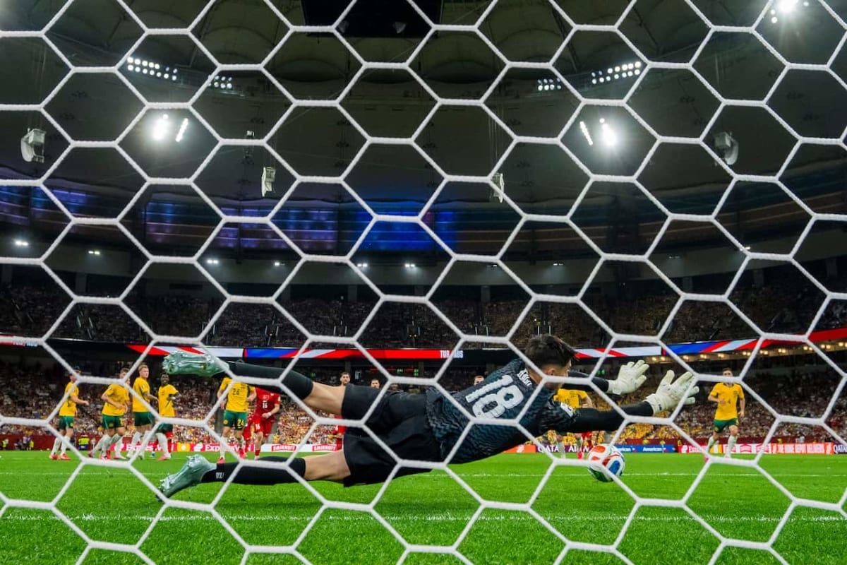 22-Year-Old Keeper's World Cup Debut Stuns Australia - Image 4