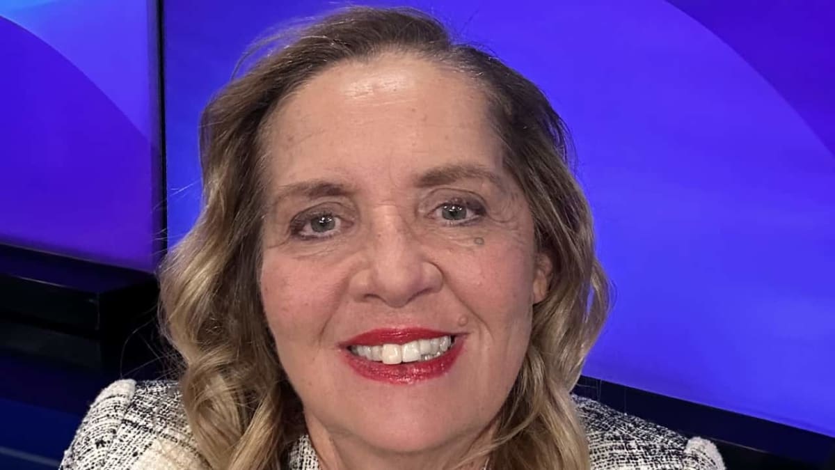 Professional woman Maggie Hall smiling confidently, lawyer and consumer advocate who teaches complaint strategies