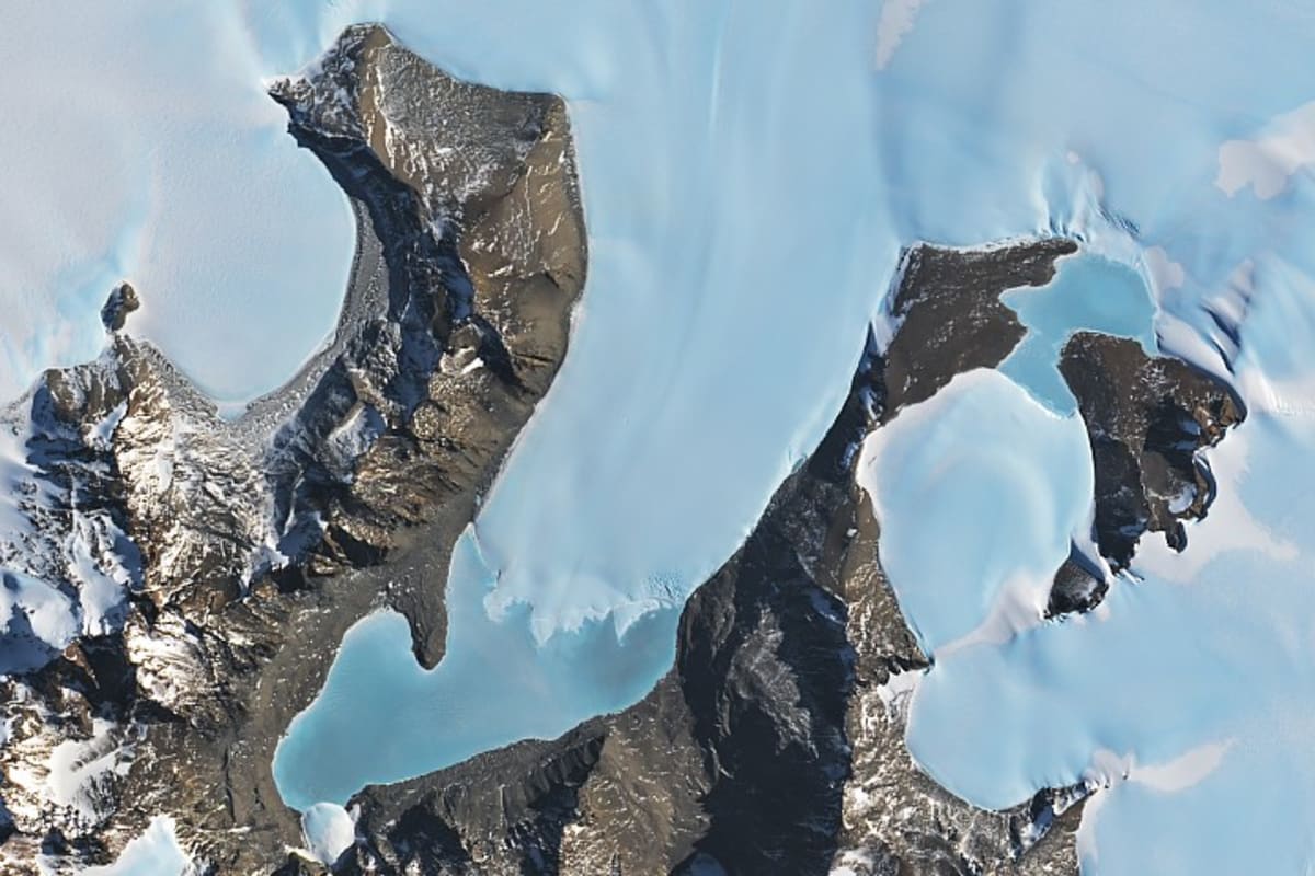 Antarctica Lake Holds 3-Billion-Year Secret to Life