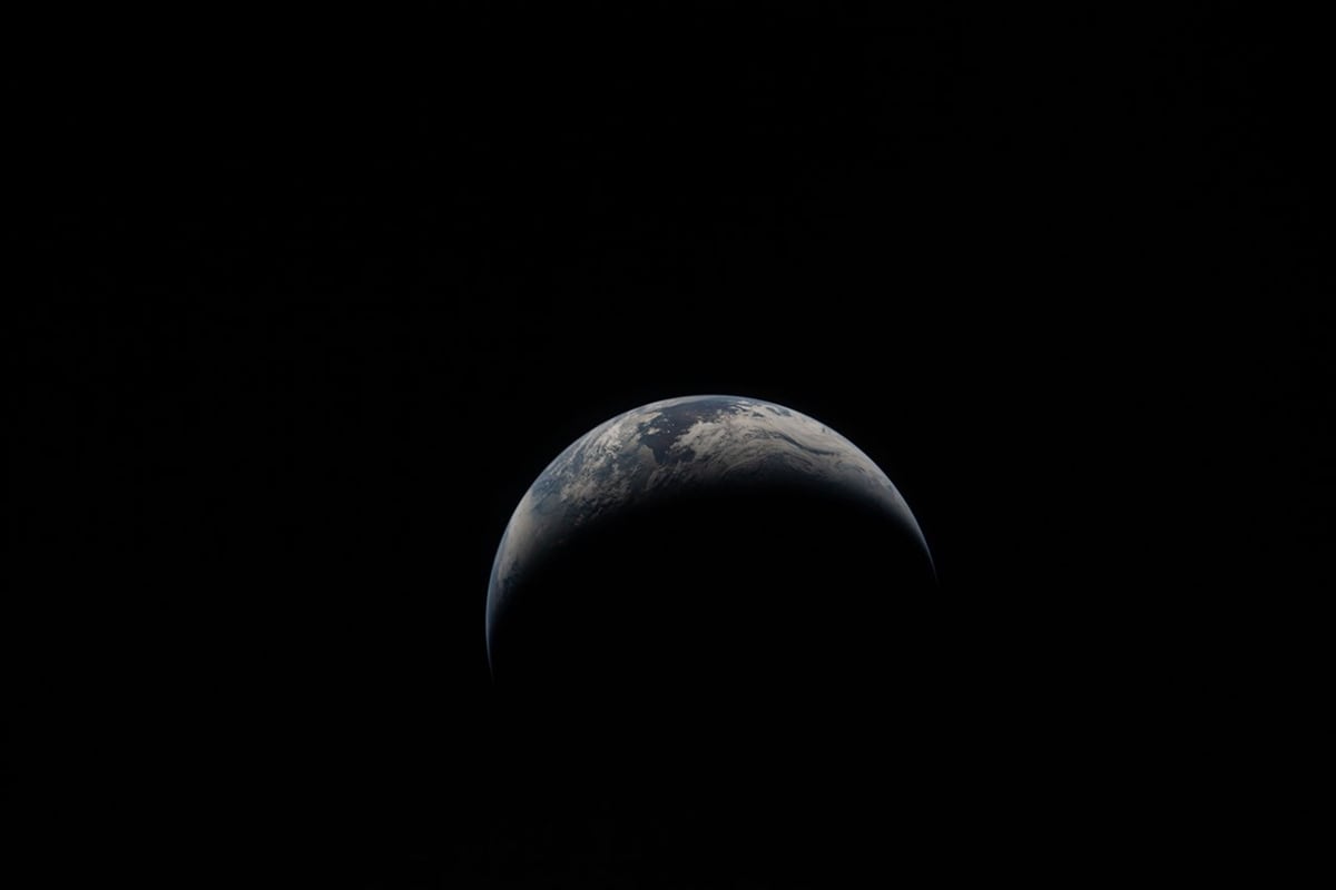 NASA's Artemis II Crew Captures Stunning New Earthset Photo - Image 2