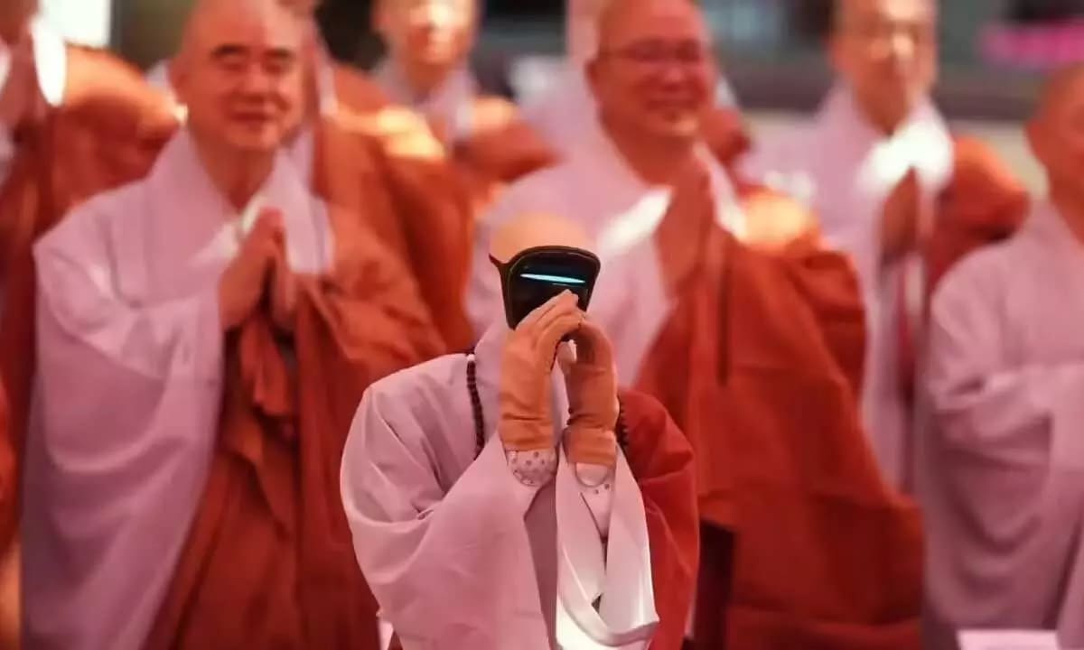 Robot Monk Gabi Joins Buddhist Ceremony in Seoul Temple - Image 2