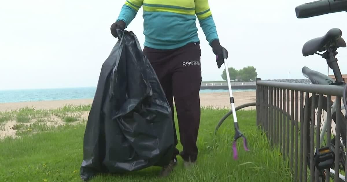 Chicago Volunteers Clean 31st Street Beach for Earth Day