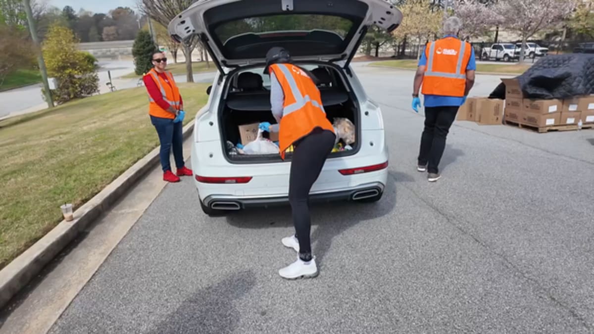 Atlanta Volunteers Feed Unpaid TSA Workers at Airport - Image 2