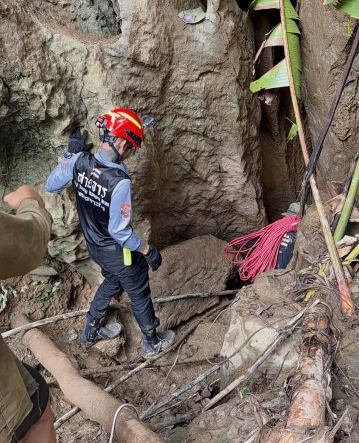 Thai Cave Heroes Join Rescue for 7 Trapped in Laos - Image 2