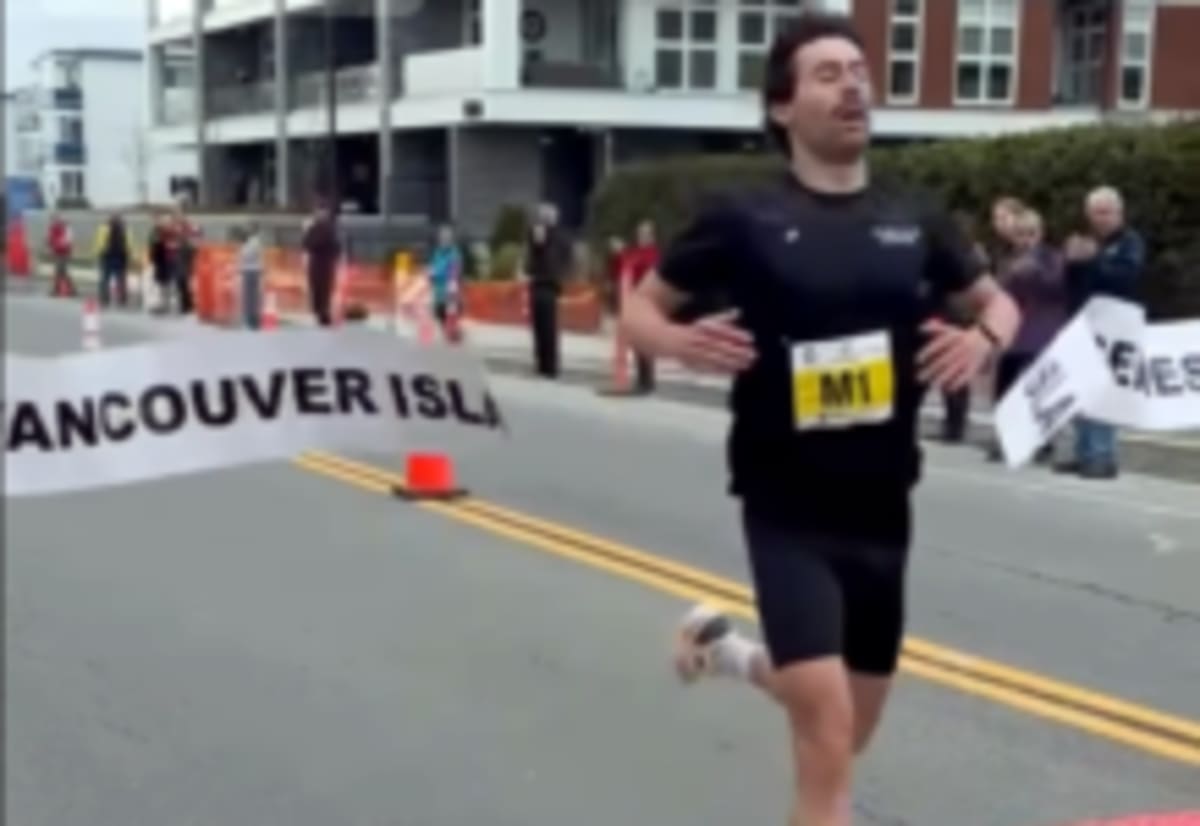 Italian Runner Makes History at Paris Marathon - Image 4