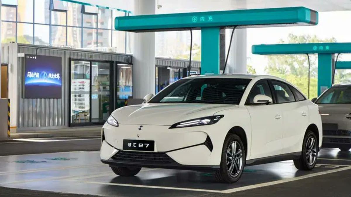 BYD's New $20K Electric Sedan Charges in Just 5 Minutes - Image 4