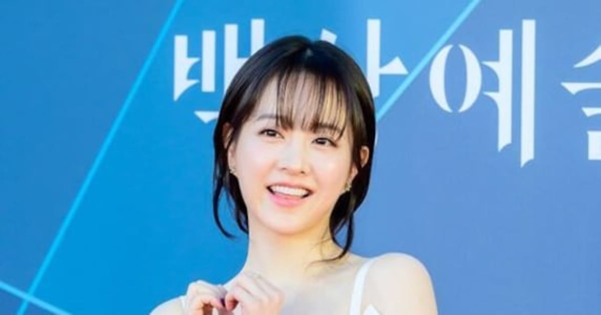 Park Bo-young at the Baeksang Arts Awards holding her Best Actress trophy