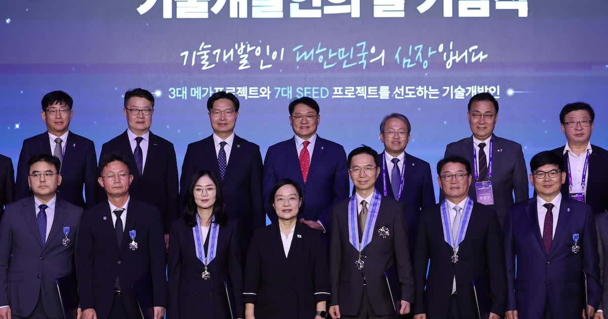Prime Minister Han Seong-sook poses with award recipients at inaugural Technology Developers' Day ceremony in Seoul