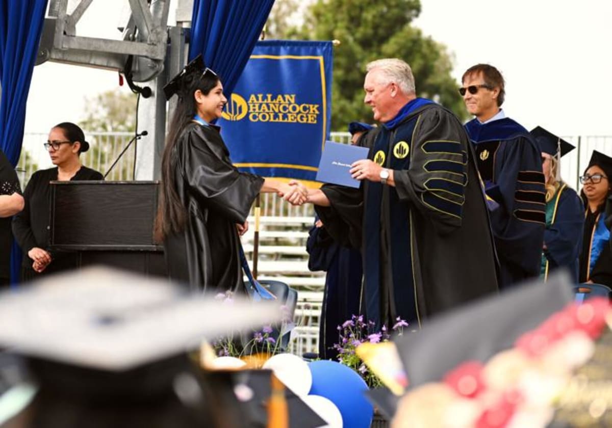 1,200 Students Graduate Allan Hancock College in California - Image 4