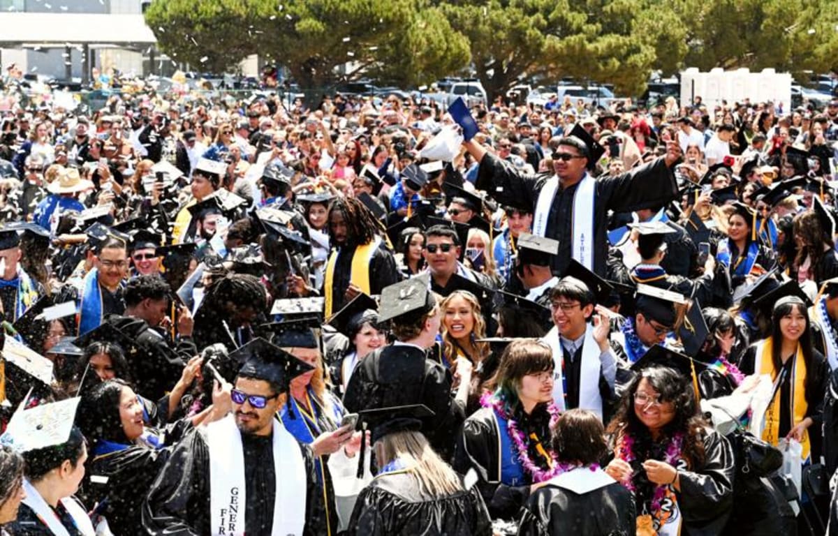 1,200 Students Graduate Allan Hancock College in California - Image 2