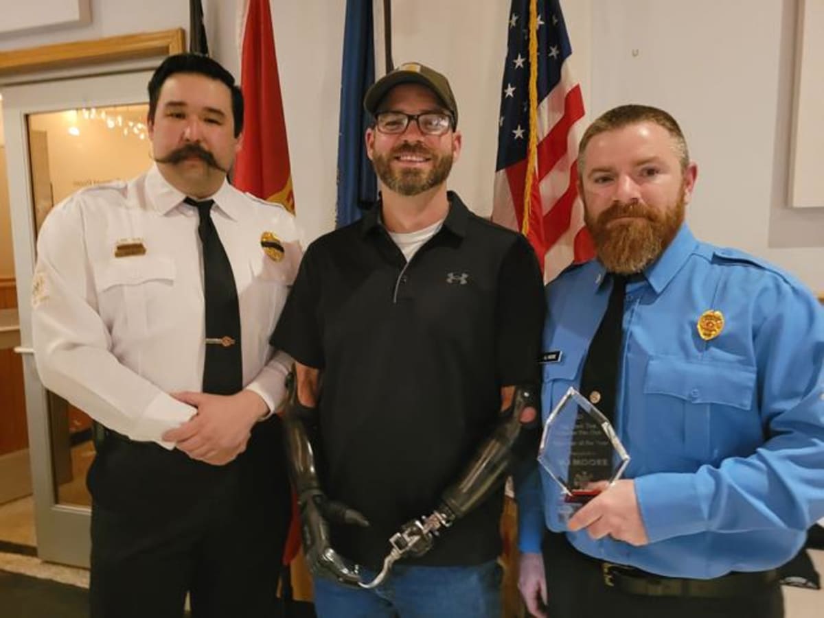 Lineman Loses Both Hands, Returns to Work After 30 Surgeries - Image 4