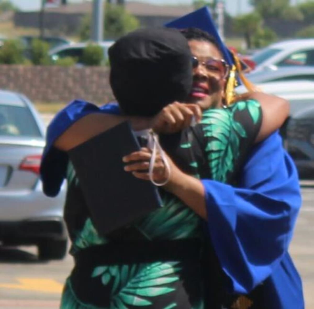 75-Year-Old Marine and Teen Graduate College Together - Image 4