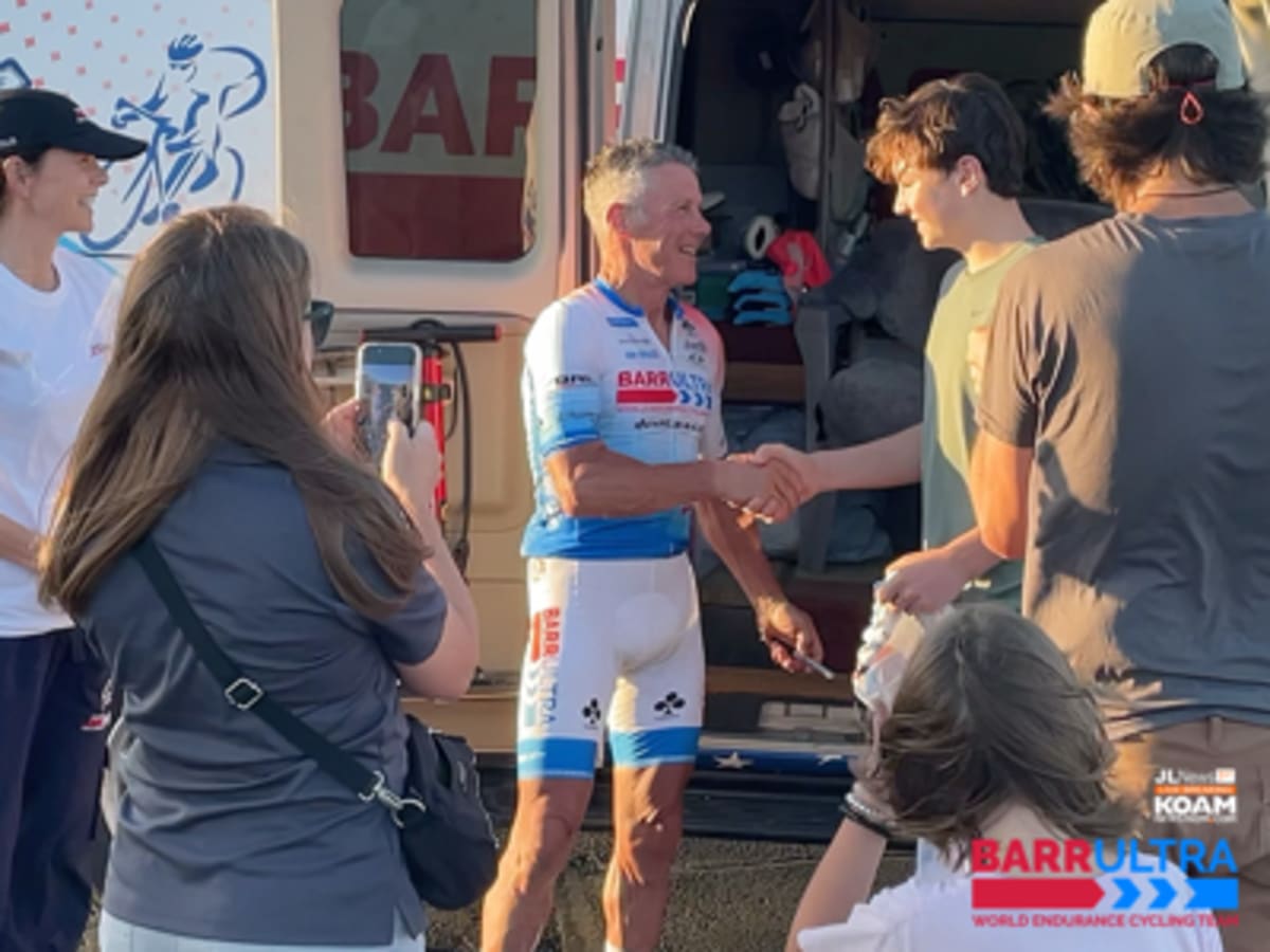 66-Year-Old Cyclist Chases Route 66 World Record in 117° Heat - Image 3