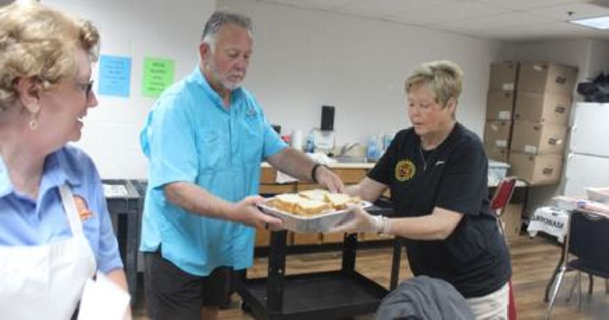 Volunteers Feed 1000+ Players at Nike Peach Jam for 30 Years - Image 2