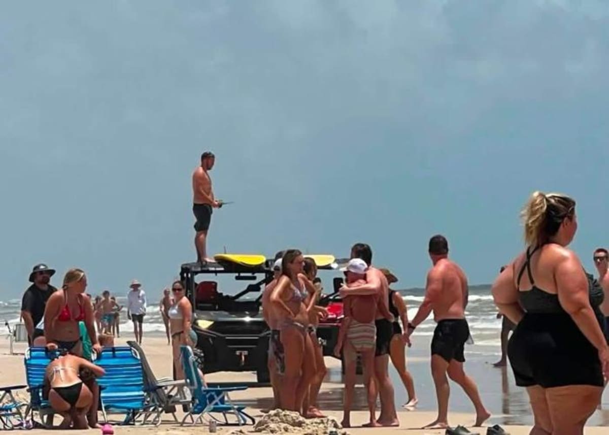 Firefighter Saves Drowning Child on Beach Vacation - Image 4