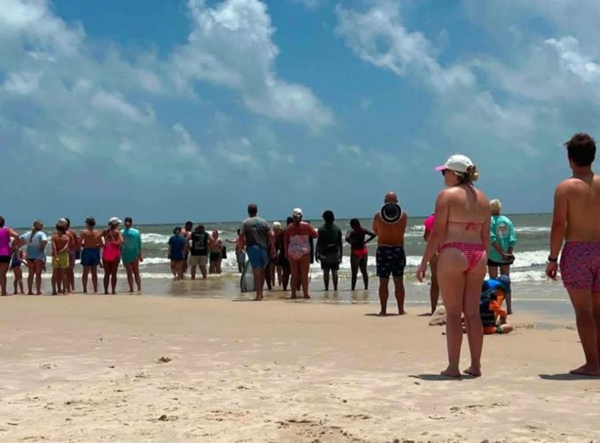 Firefighter Saves Drowning Child on Beach Vacation - Image 5