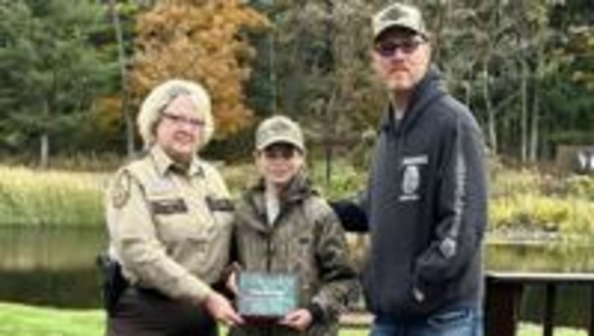 Wisconsin Volunteers Rescue Stranded Mussels on Chippewa River - Image 5