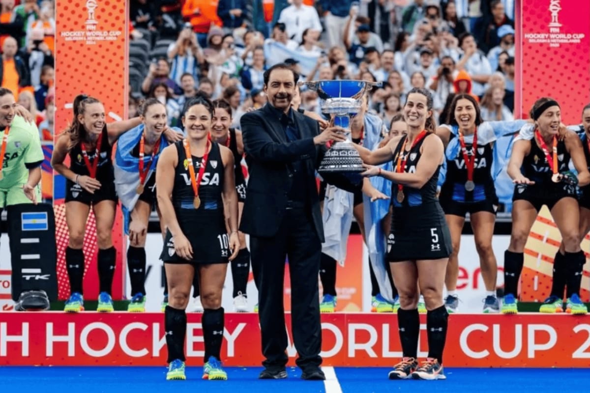 Argentina's Las Leonas women's field hockey team celebrating their World Cup victory with trophy