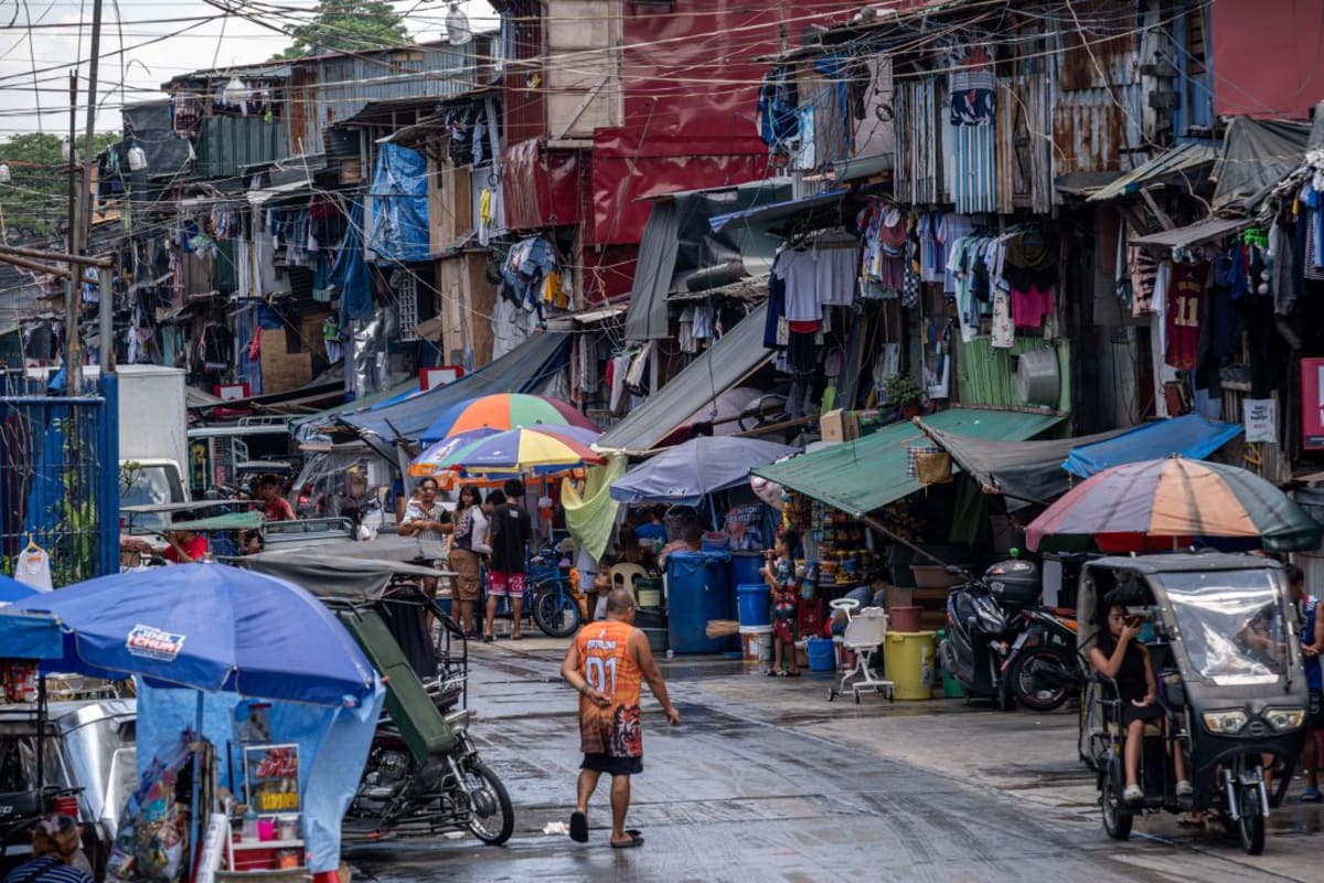 Philippines Cuts Poverty Rate Below 10% for First Time