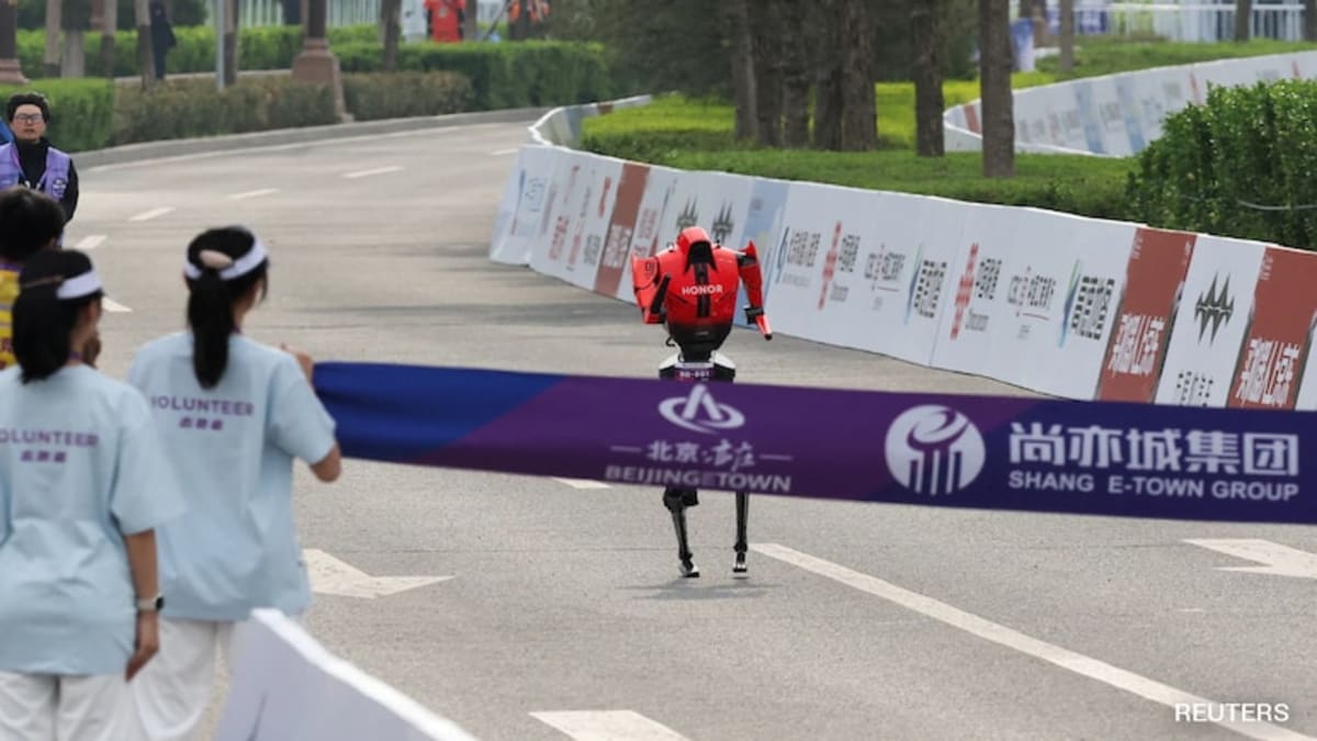 Robot Beats Human Marathon Record by 7 Minutes in Beijing - Image 2