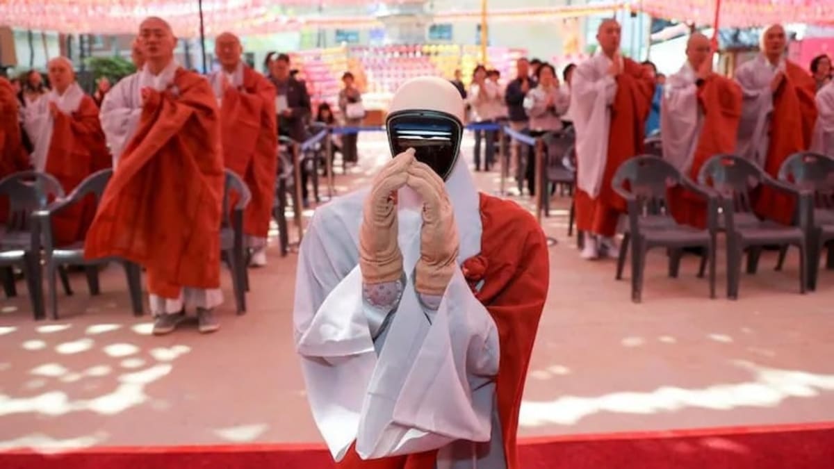 Robot Gets Ordained as Buddhist Monk in South Korea - Image 3