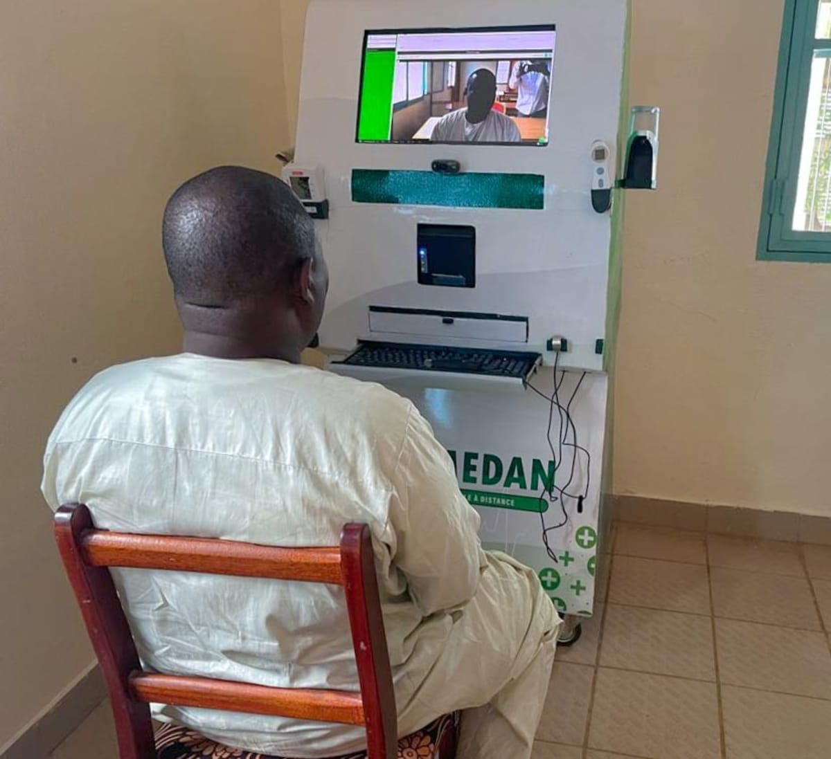 Solar Kiosks Bring Doctors to Remote Chad Villages - Image 2