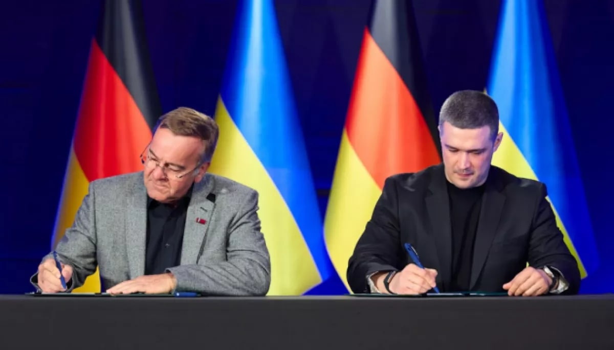 Ukrainian and German defense ministers signing the Brave Germany program agreement in Kyiv