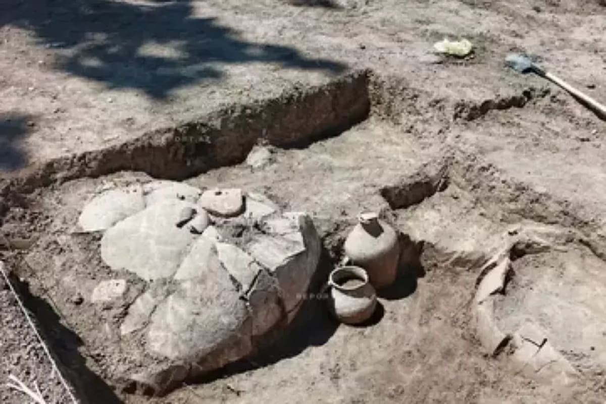 ** Ancient storage jars and artifacts uncovered at construction site in Jalilabad, Azerbaijan