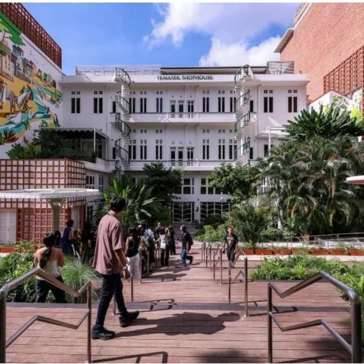 Pilot Rescues Two Men and Dog From Flood in Australia - Image 4