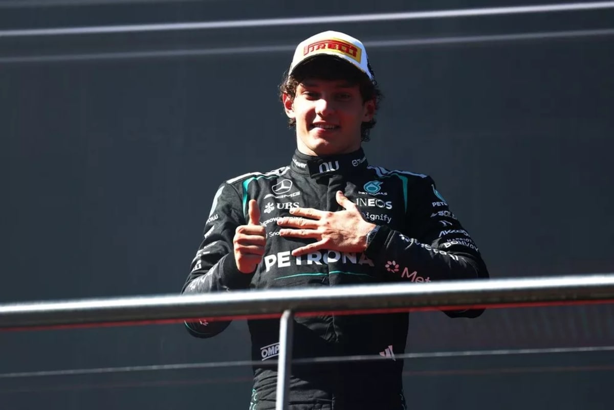 F1 Driver Kimi Antonelli Gets Red Carnation from Dad After Win - Image 2