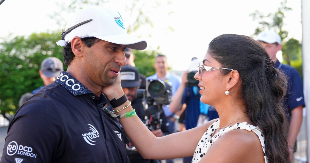 Golfer Aaron Rai Wins First Major, Hugs Wife on Green