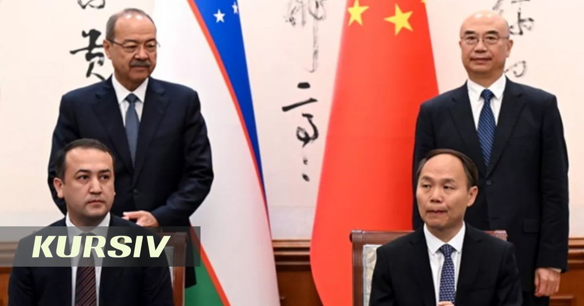 Officials from Uzbekistan and China shake hands at bilateral cooperation meeting in Beijing